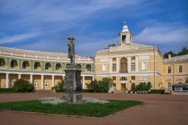 İmparator I. Paul 'un Yazlık Sarayı güneşli bir sonbahar sabahında Pavlovsk' ta, St. Petersburg Rusya. Anıttaki yazı: 
