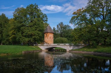 Pavlovsk Sarayı ve Park Kompleksi 'ndeki Slavyanka Nehri ve Pill Tower Köprüsü bir yaz günü, Pavlovsk, Saint Petersburg, Rusya