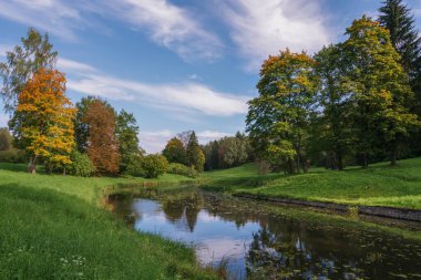 Pavlovsk Sarayı 'ndaki Slavyanka Nehri ve Park Kompleksi güneşli bir günde, Pavlovsk, Saint Petersburg, Rusya