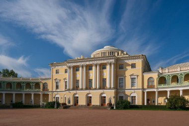 İmparator I. Paul 'un Yazlık Sarayı güneşli bir sonbahar sabahı Pavlovsky parkında, Pavlovsk, Saint Petersburg Rusya