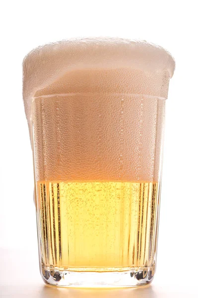 Beyaz arka planda izole edilmiş bir bardak bira.