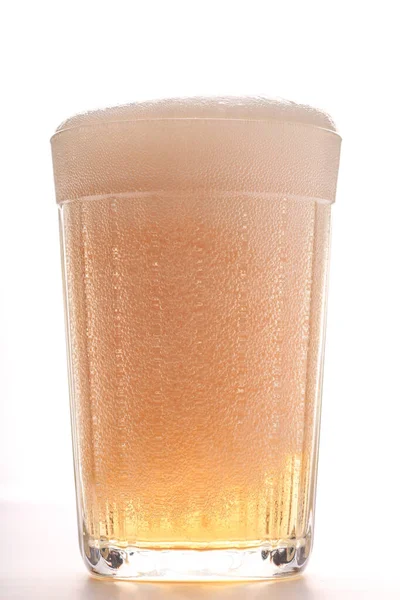 taze bira cam kap beyaz bir arka plan üzerinde izole köpük ile