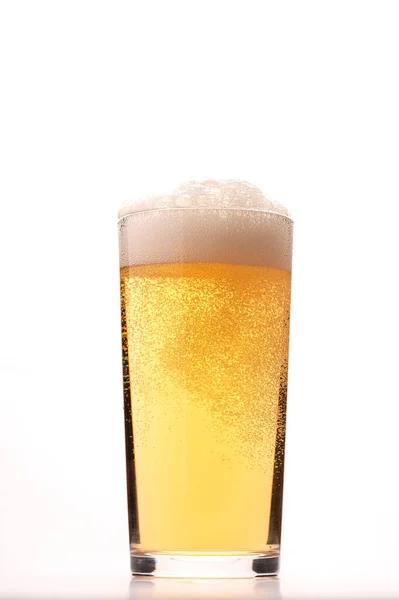 Beyaz Arka Planda Bir Bardak Bira — Stok fotoğraf