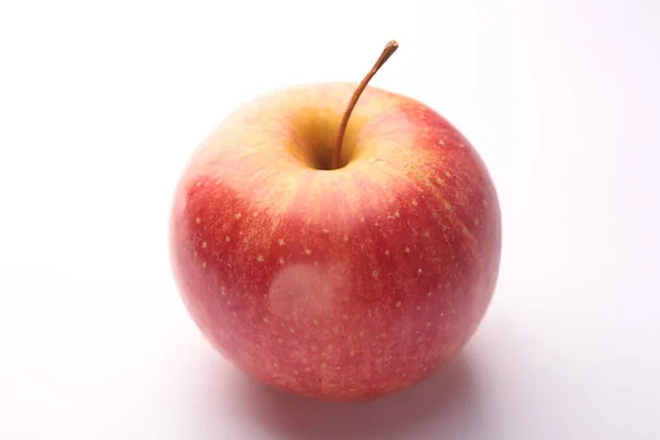 Beyaz üzerine izole edilmiş taze kırmızı elma. kırpma yolu ile