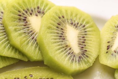 Beyaz bir arka plan üzerinde izole taze kivi