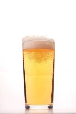 Bardak bira izole. Kırpma yolu