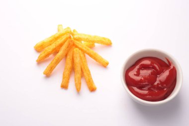 Beyaz arka planda patates kızartması.