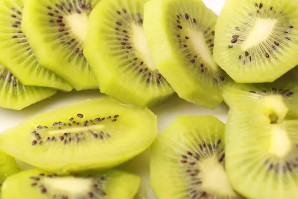 Beyaz bir arka plan üzerinde izole taze kivi