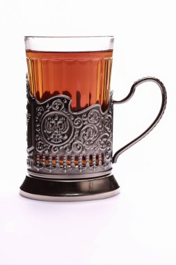 Bir bardak çay tutacağında beyaz bir arka planda izole edilmiş