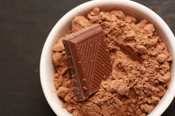 Kakao tozunda bir dilim çikolata.