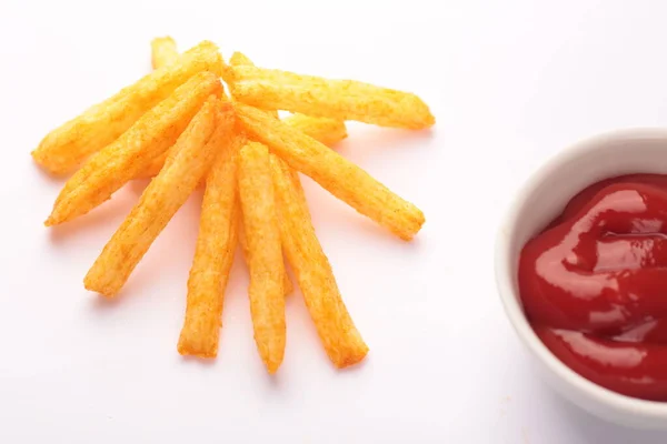 Beyaz arka planda patates kızartması.