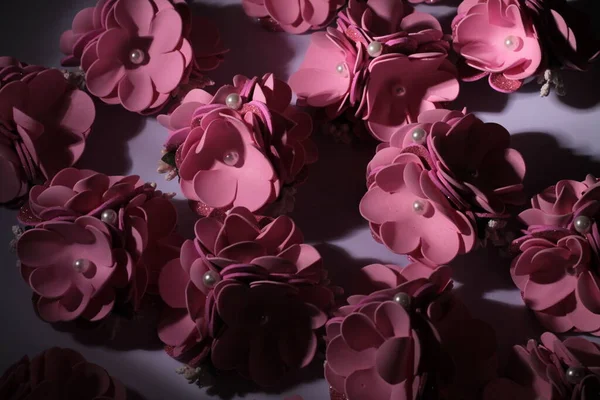 Siyah arka planda bir buket suni çiçek.