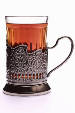 Bir bardak çay tutacağında beyaz bir arka planda izole edilmiş