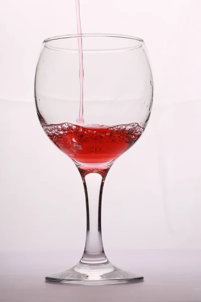 Kadehi Şarapla Dolduruyorum Kırmızı Şarap Koyarken Bardağı Havalanmak Için Üçte — Stok fotoğraf