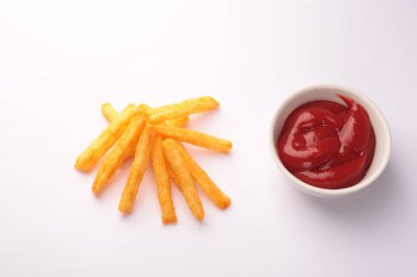 Beyaz arka planda patates kızartması.