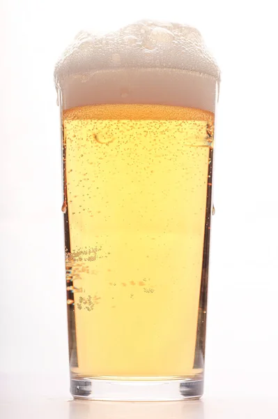 bira cam üzerine beyaz izole içine