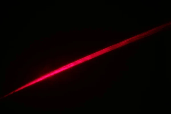Siyah arkaplanda kırmızı soyut çizgi