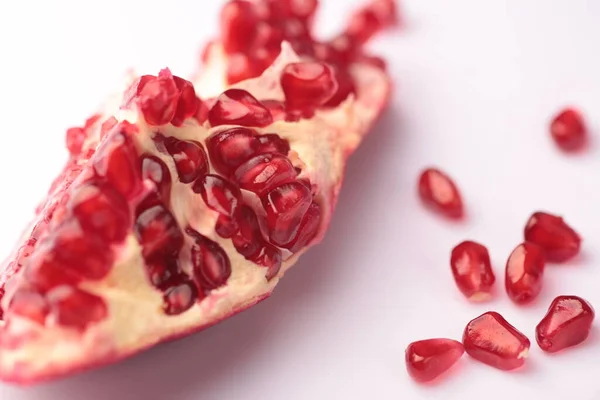 Beyaz arkaplanda nar izole edildi