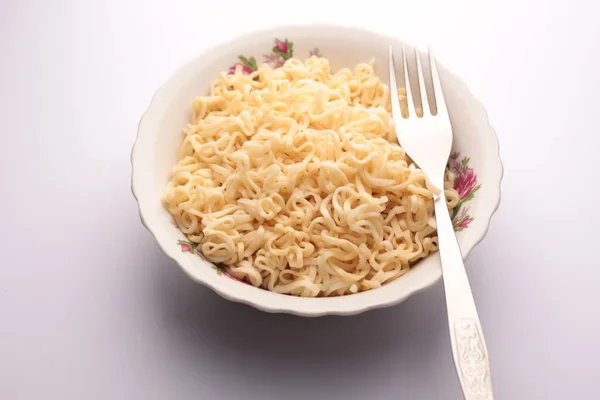 Beyaz arka planda bir tabakta Çin eriştesi.