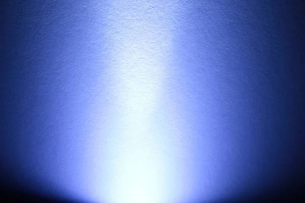 Siyah arkaplanda bir ışık demeti