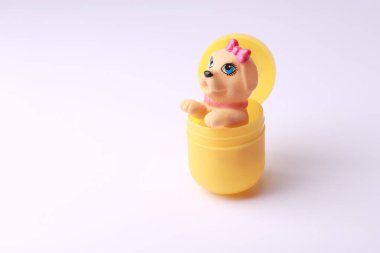 Beyaz arka planda oyuncak bir köpek.