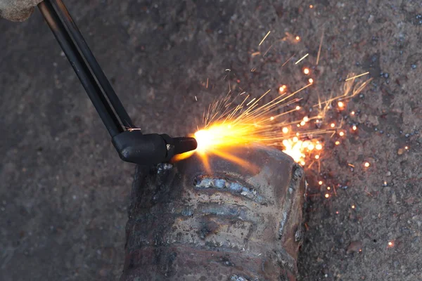 Asetilen ve oksijen gazı meşalesiyle metal kesimi