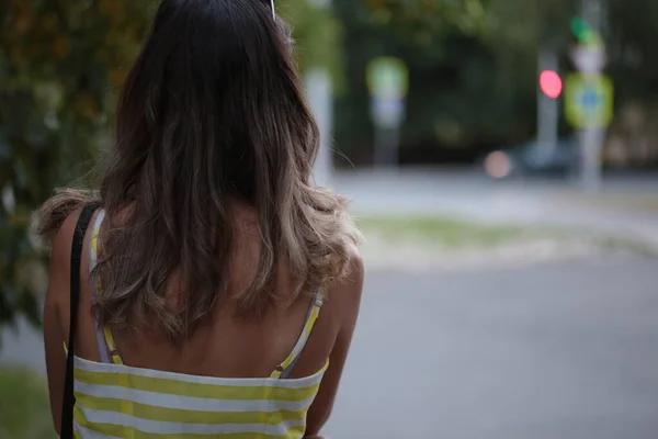 Sokakta çıplak bir kızın güzel sırtı