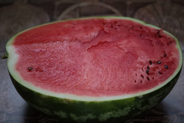 Kırmızı karpuz ikiye bölünmüş.