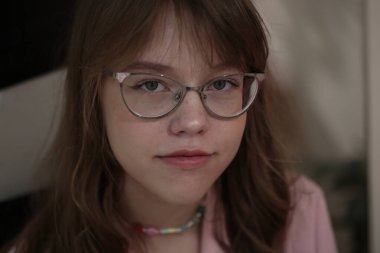 Gözlüklü gözlerin güzelliği