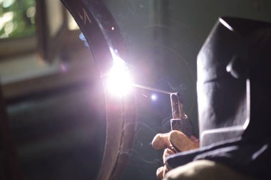 Elektrik kaynağı, kaynak işlemi, kaynaklama üretimi, kaynakçı işi.