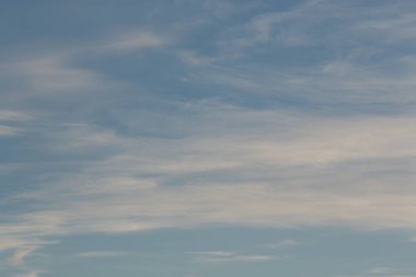 Mavi akşam gökyüzünde bulutlar ile