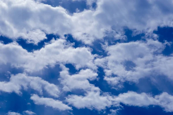 Beyaz bulutlu mavi gökyüzü