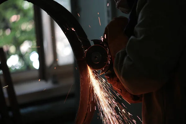 Work Grinder Preparing Metal Welding — стоковое фото