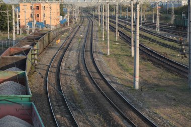 Yük trafiği için bir tren istasyonunun kesişen tren yolu.