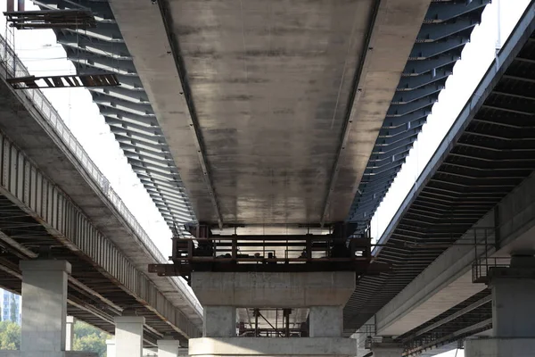 Büyük yığınlar, beton güvertenin altı ve kiriş köprüsünün çelik kirişleri.