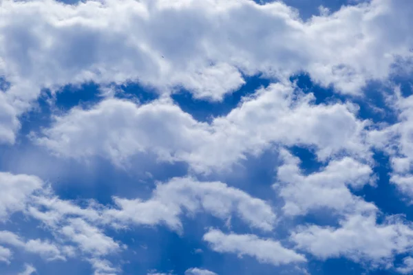 Mavi gökyüzü ve beyaz bulutlar