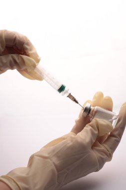 Aşı tüpü doz aşısı iğne şırıngası, tıbbi konsept şırınga enjeksiyon enjeksiyonu hastalık tedavisi, hastane bakımı, bağışıklık hastalığı bebek. Mavi arka plan.