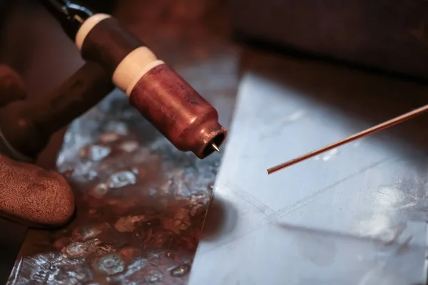 Kaynakçının elindeki Argon yay kaynak makinesi.