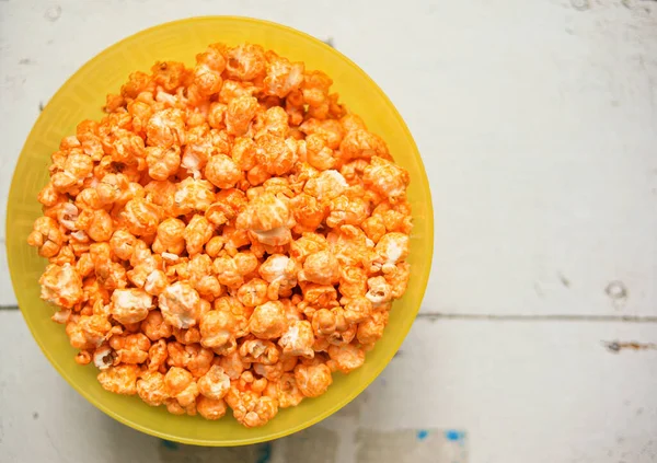 Een Bord Zoete Popcorn Een Oude Witte Tafel — Stockfoto
