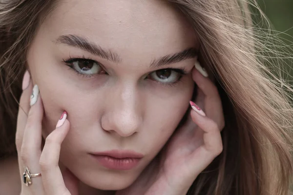 Bir kızın yüzüne yakın çekim, güzellik.