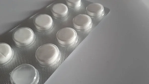 Beyaz arka planda pakette haplar