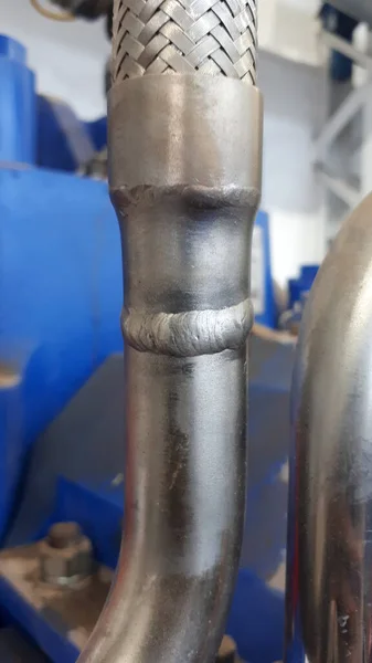 Сварка шва на трубе из нержавеющей стали — стоковое фото
