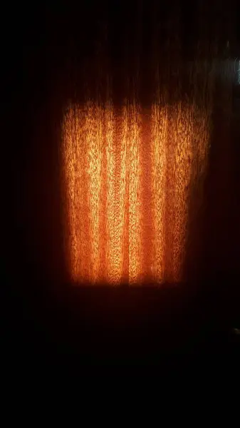 Čtvercová skvrna slunečního světla na starém dřevěném nábytku — Stock fotografie
