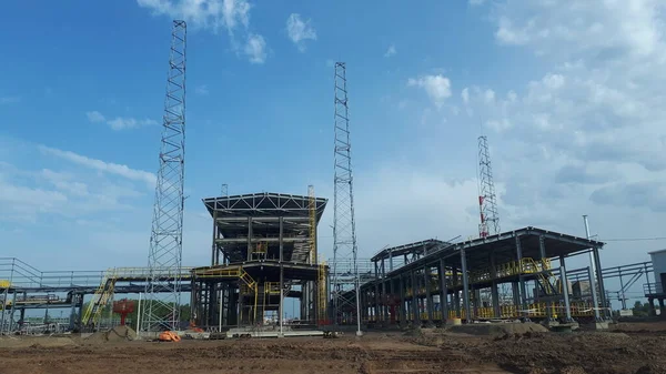 Bir petrol rafinerisi inşaatı