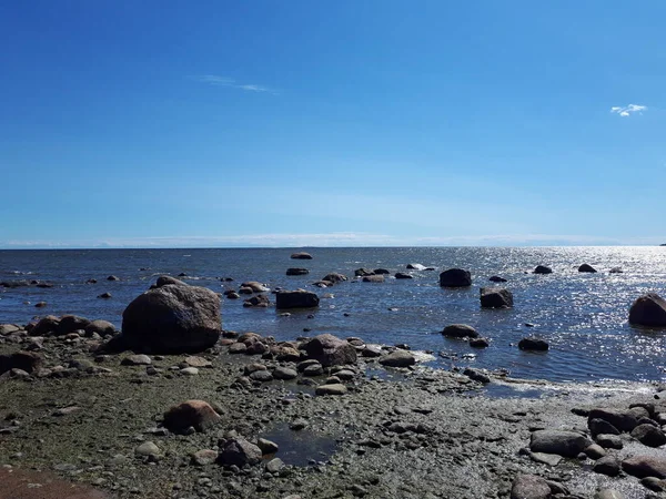 Deniz kıyısında büyük kayalıklı bir sahil.