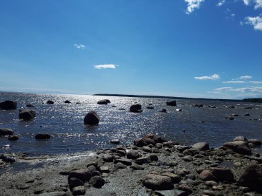 Deniz kıyısında büyük kayalıklı bir sahil.