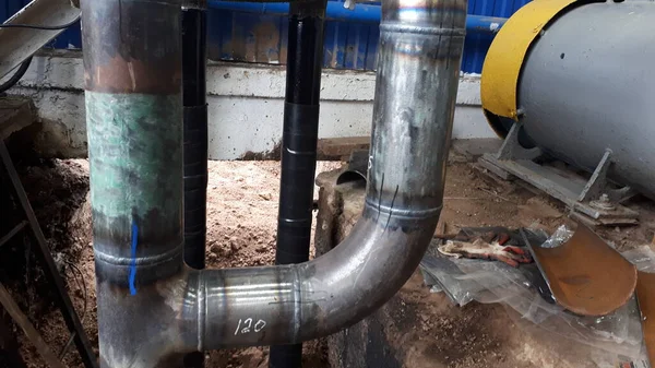 Petrol pompalama istasyonunun kaynaklı boru kurulumu