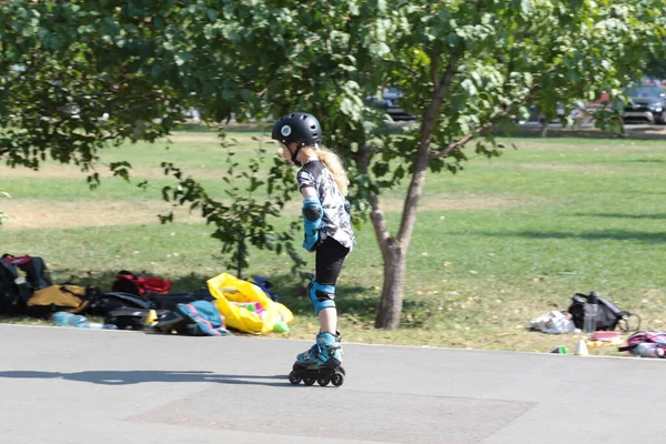 Joven Patinador Feliz Tratando Actividad Aire Libre Emocionante — Foto de Stock