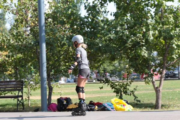 Genç mutlu kaykaycı heyecan verici açık hava aktiviteleri deniyor.