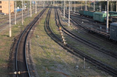 Yük trafiği için bir tren istasyonunun kesişen tren yolu.